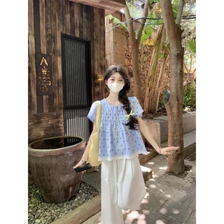 Chili Koko เสื้อแขนพองสั้นผู้หญิง เสื้อเชิ้ตแขนสั้นชายลูกไม้ลายจุด เสื้อเชิ้ตสีฟ้าคอกลมจีบหลวมๆ ในช่วงฤดูร้อน W646