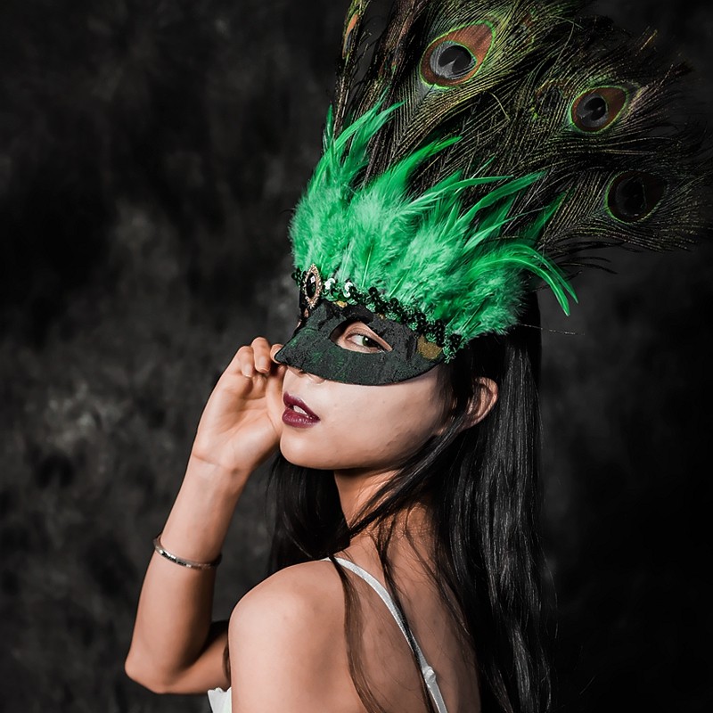 หางแฉก ผีเสื้อสุภาพสตรีครึ่งหน้าขนนกยูงหน้ากากนกฮูกหญิง scp049 บาร์ Props กระดูก