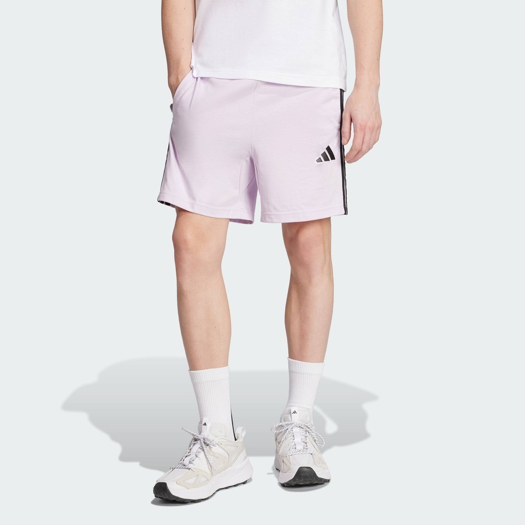 adidas ไลฟ์สไตล์ กางเกงขาสั้นผ้าซิงเกิลเจอร์ซีย์ Essentials 3-Stripes 7 นิ้ว ผู้ชาย สีม่วง JE6424