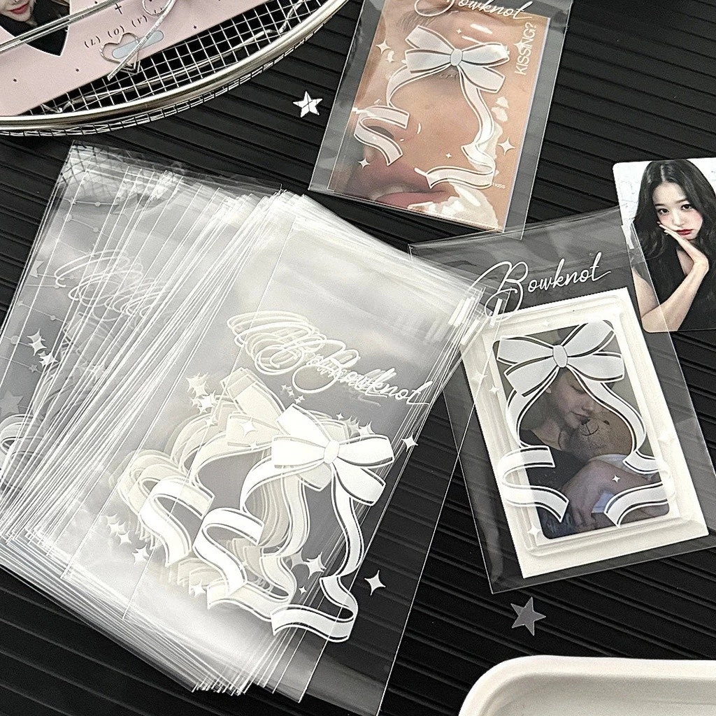 ถุงซีลเก็บการ์ดไอดอล 100ชิ้น ลายโบว์ดาว 7แบบ โปร่งใส กันน้ำ กันฝุ่น กันรอย ซองใส่โฟโต้การ์ด การ์ดสะสม 8x10+3ซม