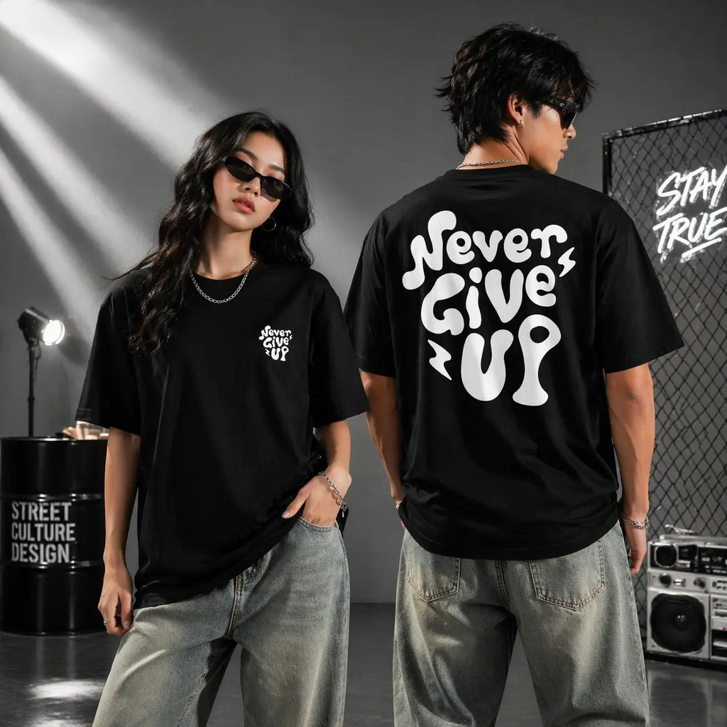 เสื้อยืด Oversize เสื้อยืดสีดำลายตัวหนังสือเท่ๆ คำว่า Never Give Up ดีไซน์แนวสตรีท