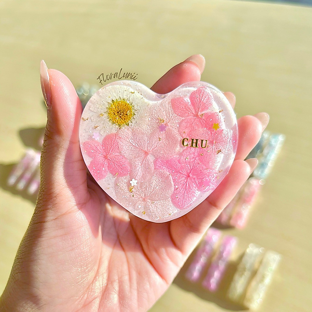 กระจกพกพา🪞✨ ใส่ชื่อฟรี🤍 — งานเรซิ่นดอกไม้แห้ง🎐🌾