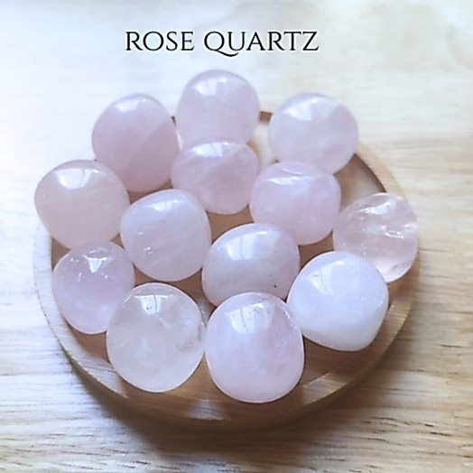หิน Rose Quartz ขัดมน ขนาด 2–2.5 ซม. แพ็ก 50 กรัม เสริมความรัก ความเมตตา เยียวยาหัวใจ