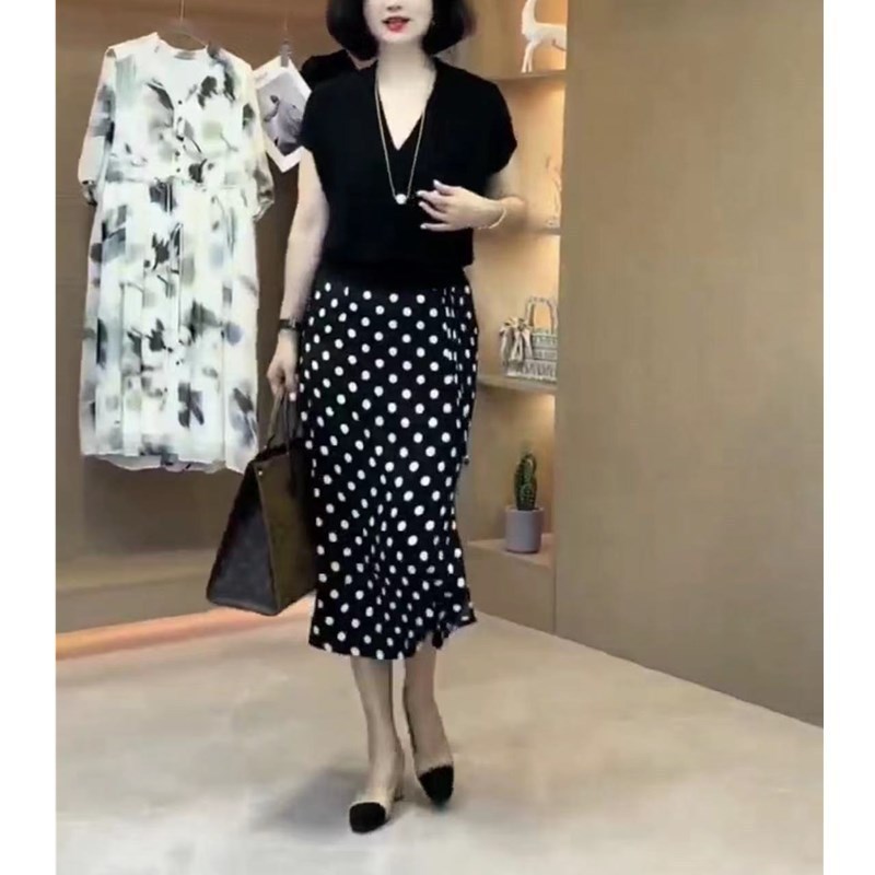 23588 Daaimei Yiyuan 2026 ฤดูร้อนสไตล์ใหม่สีดําคอวีแขนสั้นเสื้อยืดเอวสูงกระโปรงลายจุดเสื้อผ้าผู้หญิง