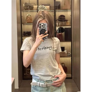 เสื้อยืดแขนสั้นสีเทาสไตล์ย้อนยุคสไตล์อเมริกันสำหรับผู้หญิงในช่วงฤดูร้อนปี เสื้อตัวสั้นทรงเข้ารูปสุดเก๋และน่ารัก