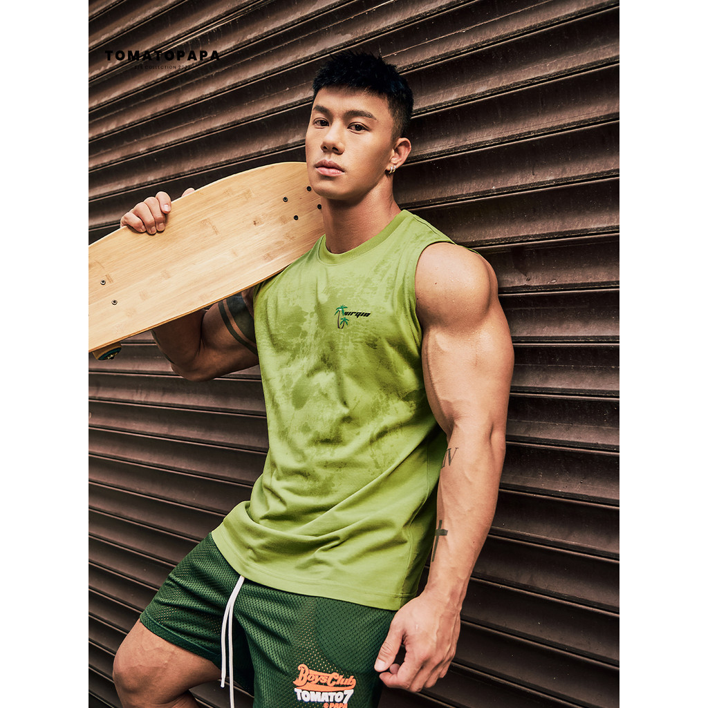 เสื้อแขนกุดผู้ชายสไตล์สมัยใหม่ สำหรับฟิตเนสและกีฬา ลายพิมพ์เก๋จาก TOMATOPAPA