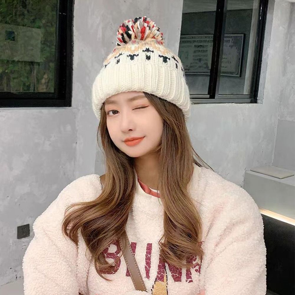 หมวกถักสำหรับฤดูหนาว ยืดหยุ่นและอบอุ่น ออกแบบมาเพื่อปกป้องหู กะทัดรัดพร้อม Pom-pom สำหรับผู้หญิง ราคา ถูกที่สุด ดีลบีเคเค แกลเลอรีภาพที่ 3