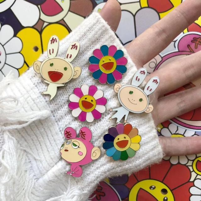 พร้อมสต็อก Takashi Murakami Takashi Murakami เข็มกลัดป้ายดอกทานตะวันคลาสสิกสี่สี Readymad