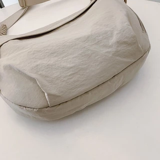 พร้อมส่งในไทย uniqlo 🔥กระเป๋าสะพายข้าง🔥 มีป้ายห้อย ไนลอน แฟชั่น ผ้ากันน้ำ