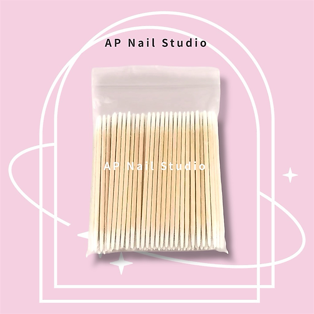สำลีก้าน 2 ด้าน (ห่อ 100 ชิ้น) ใช้เก็บขอบเล็บหรือทำความสะอาดใต้เล็บ มีขนาดเล็ก