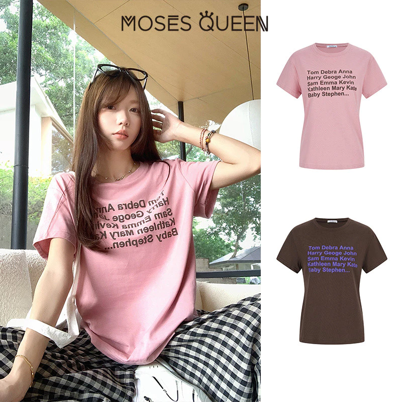 MOSESQUEEN โมเสสควีน เสื้อยืดแขนสั้นพิมพ์ลายตัวอักษรแขนด้านหน้าสําหรับผู้หญิง-ผ่อนคลายและสบายฤดูร้อนคอกลมด้านบนที่เข้ากันกับทุกอย #63852