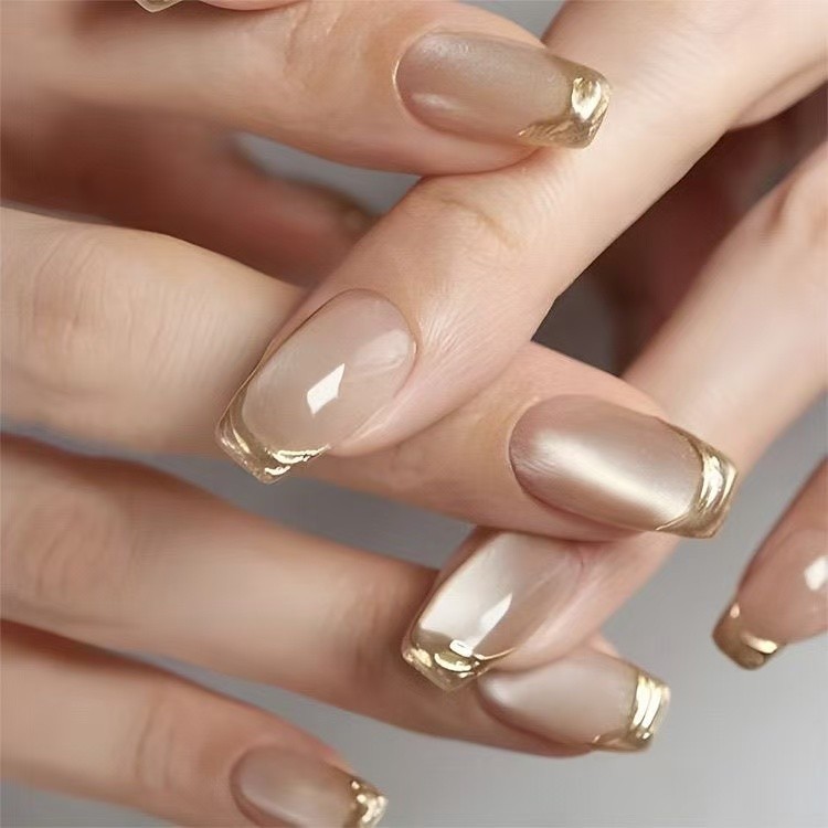 กาวฟรีGold French Tip เล็บปลอม Cat Eye Design ความเรียบง่ายสไตล์สั้น Sqaure Shape รูปโลงศพขนาดกลาง
