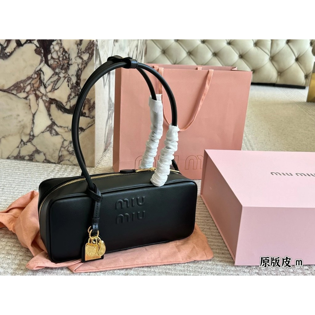 Miumiu Miumiu กระเป๋าเอกสารผ้าใบสไตล์ใหม่กระเป๋าถือโบว์ลิ่ง