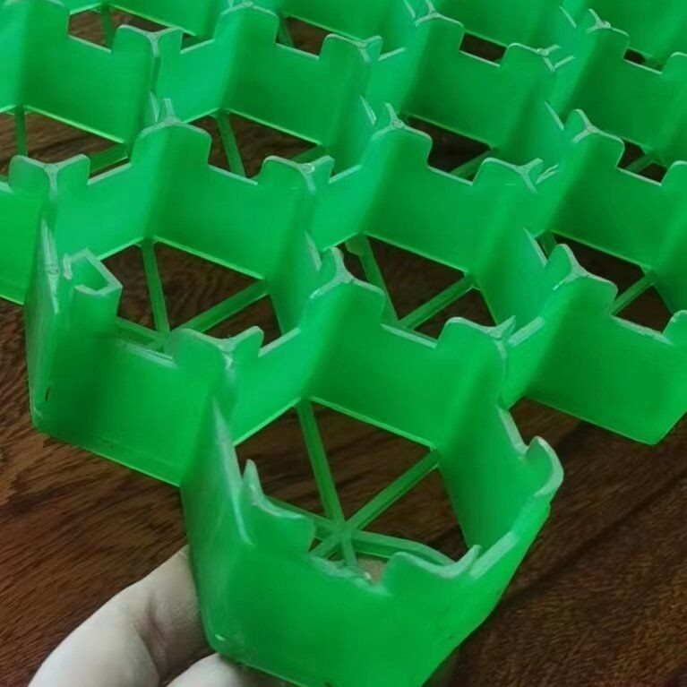 กeocell เคลือบเขียว ปลูกหญ้า กeocell รังผึ้งความเข้มสูง ป้องกันซี่โครงลาด PE รังผึ้ง geocell