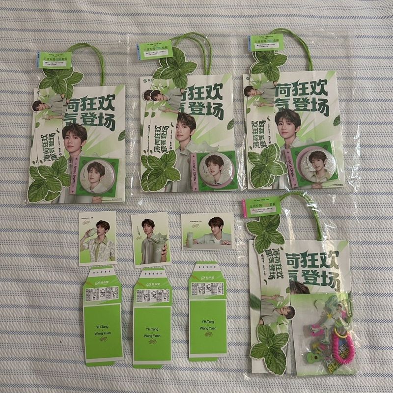 < ราคาต่ําอย่างเป็นทางการ > Yihetang Co-Branded Wang Yuan ชุดสินค้า Tear-off Photocard Tear-off Badg