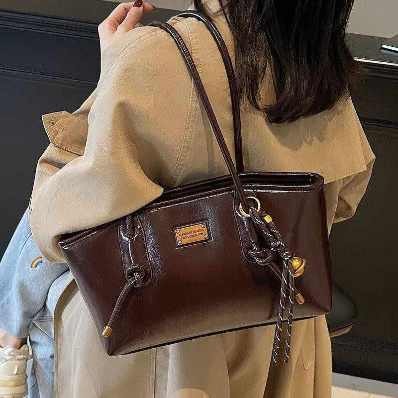 【พร้อมส่ง】กระเป๋าสะพาย(มีแถมพวงกุญแจ）ดีไซน์ไม่ซ้ำใคร ทันสมัย เหมาะสำหรับกลุ่มแฟชั่นใหม่ในปี
