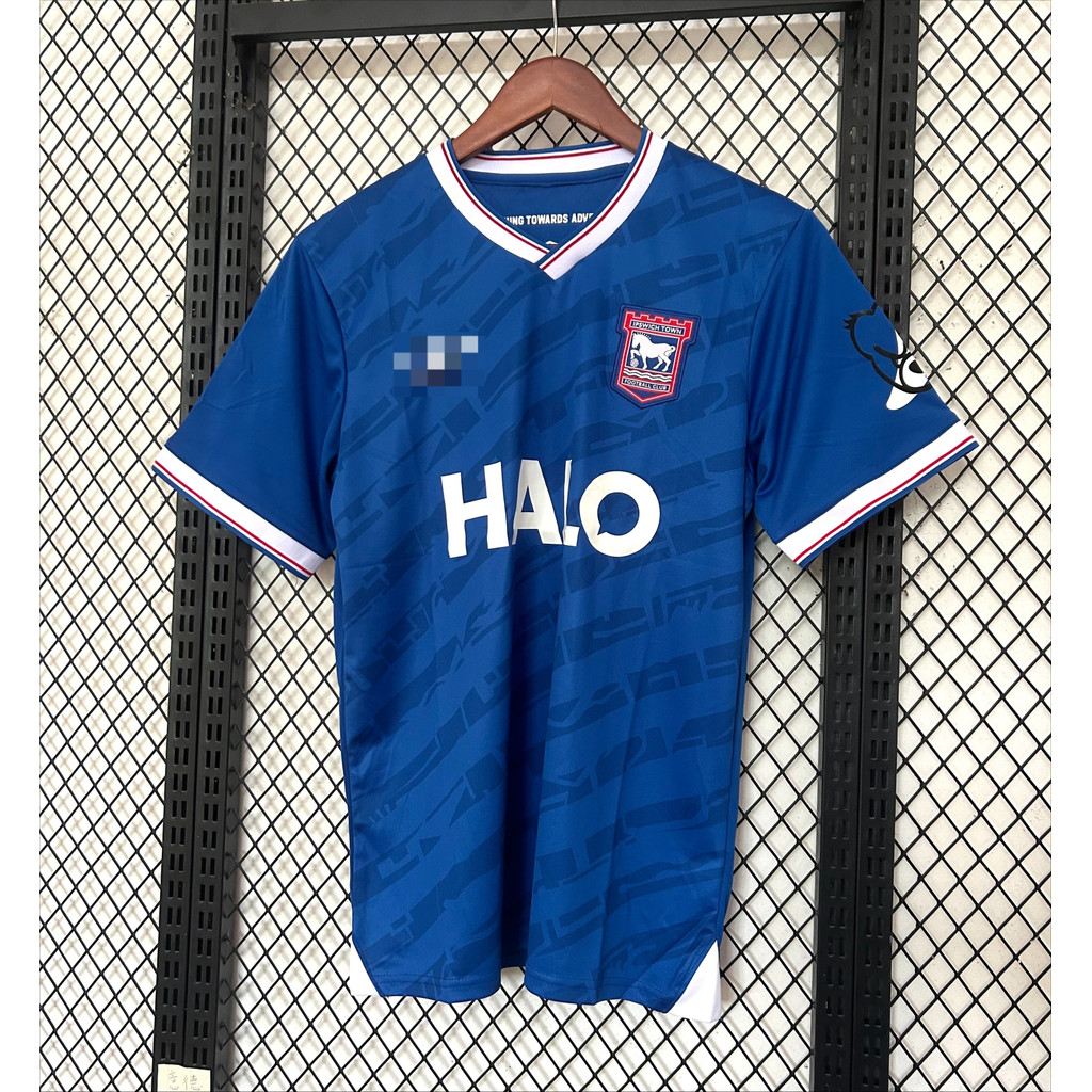 เสื้อฟุตบอล Ipswich Town FC รุ่นแฟนบ้าน ปี 2025-26 ปรับแต่งได้ด้วยชื่อและหมายเลข พร้อมให้เลือกไซส์