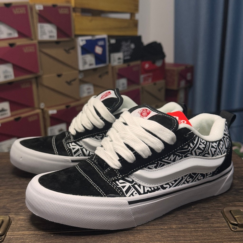 Knu Skool รองเท้าบอร์ดลําลองตัดต่ําพิมพ์ลายสีดําและสีขาว