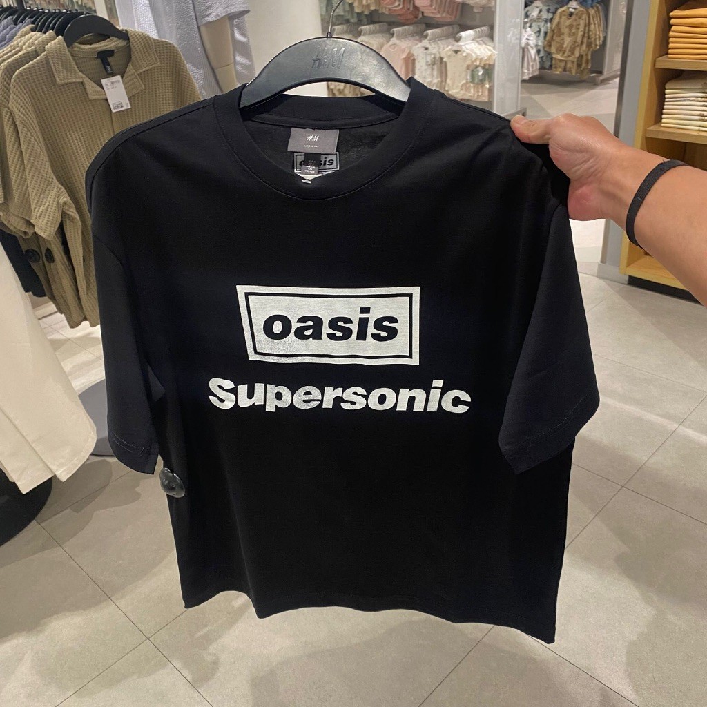 จัสทิพ. เสื้อยืด H&M X Oasis Loose Fit (ผู้ชาย)