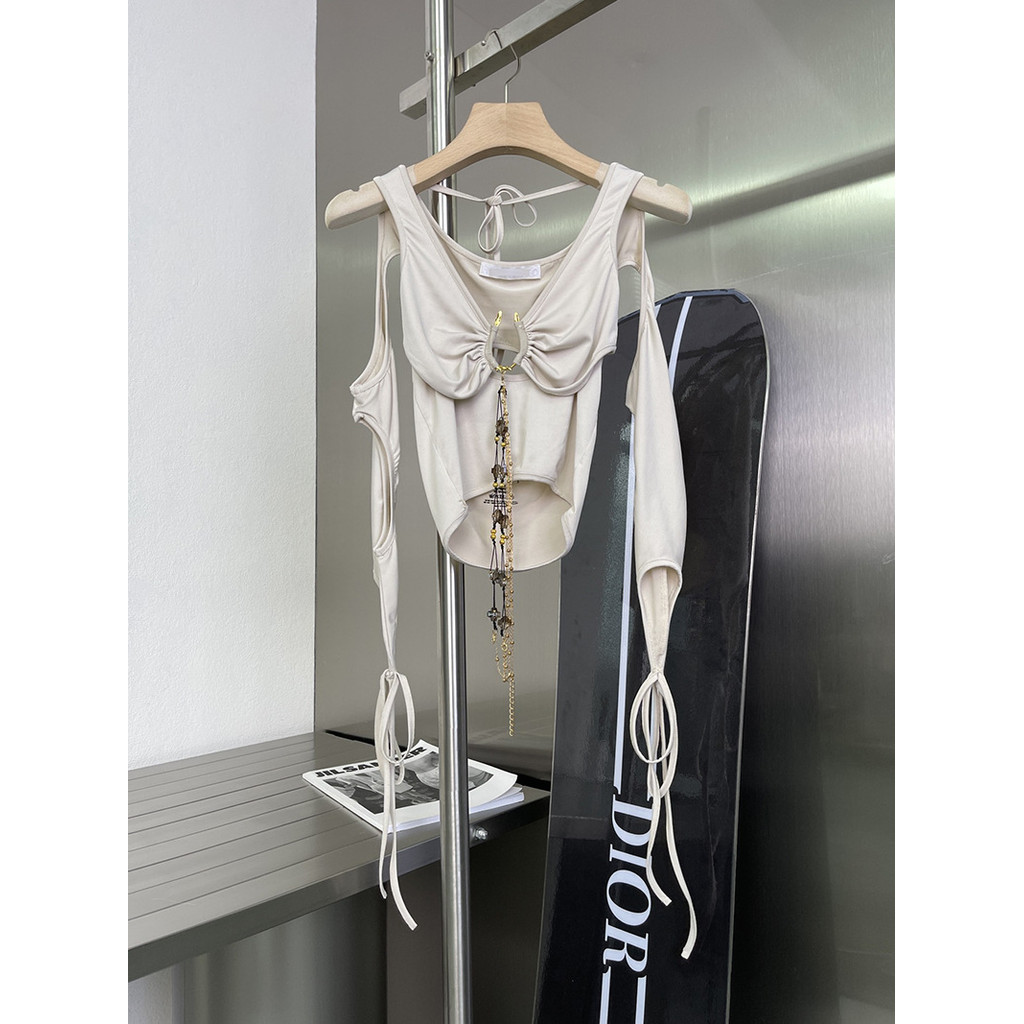 เวสต์ลายเส้นเปิดหลัง Hyein seo ออกแบบเหมือนโซ่และลูกปัด ชุดสองชิ้น