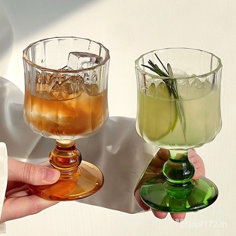 แก้วไวน์หวานแก้วเมาเล็กน้อยบรรยากาศยุคกลาง กุณโฑ รู้สึกแก้วไวน์แดงมูลค่าสูงแก้วแก้วแชมเปญสไตล์อิน AI