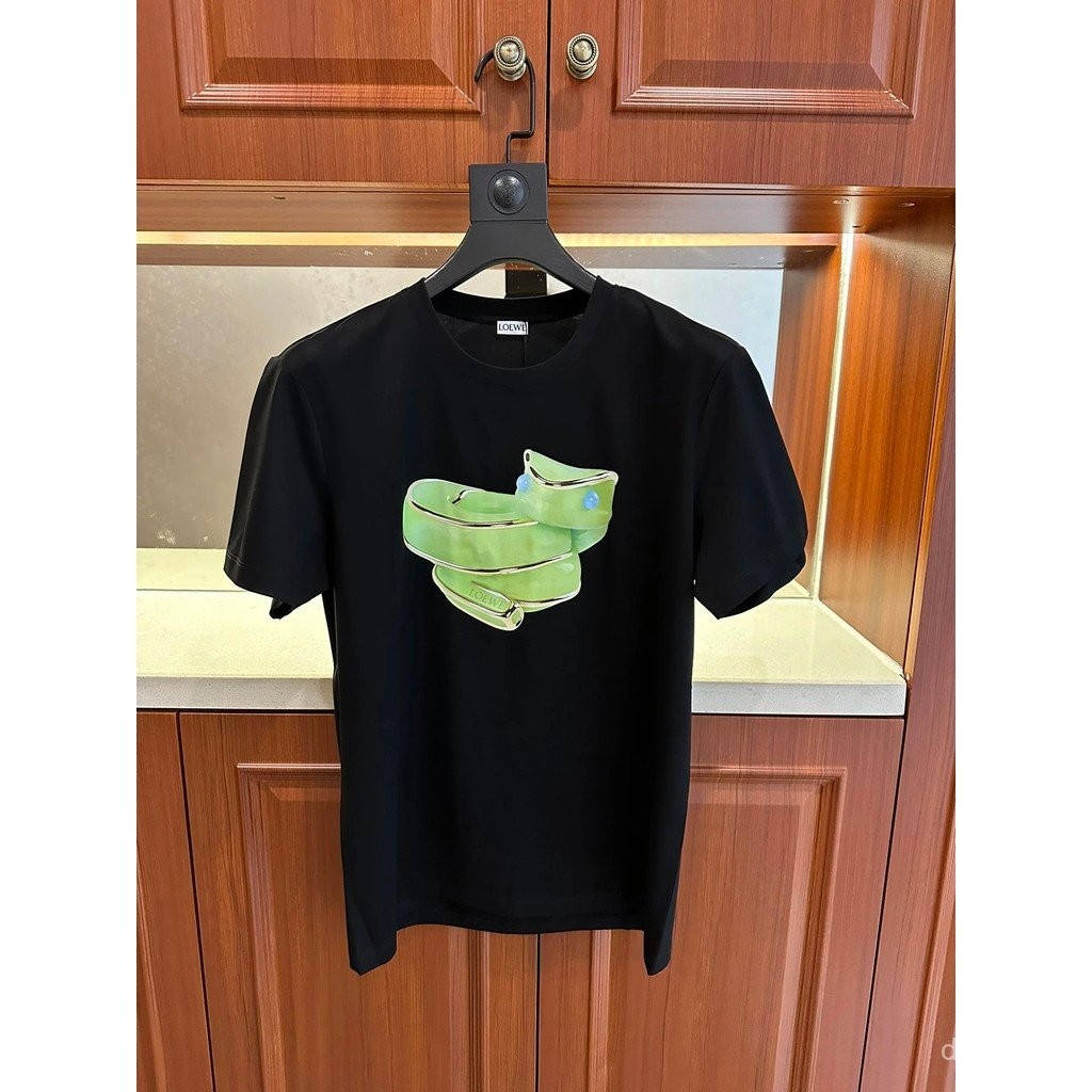 เสื้อยืดหลัวเจiais สไตล์ปีงู ออกแบบพิเศษด้วยหยกงูและโลโก้แบรนด์รอบคอมาพร้อมแขนสั้น