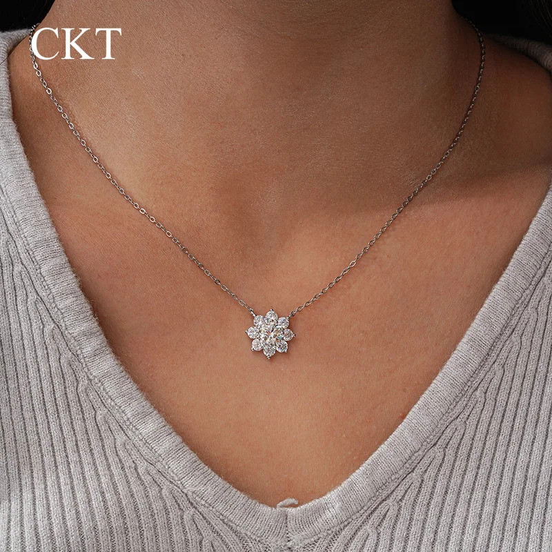 รูปลักษณ์ที่สง่างาม CKT 18k จี้ทองคําขาว 1ct เพชร Moissanite สร้อยคอผู้หญิง Platinum Pt950 Sunflower