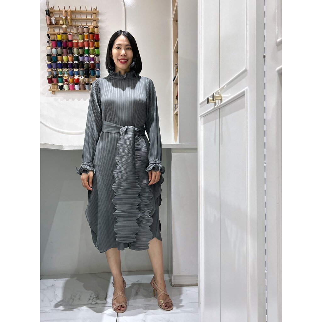 2MUAY รุ่น GA92105 เดรสอัดพลีท ELEGANT RAFFLE NECK PLEATED DRESS 6 สี FREE SIZE