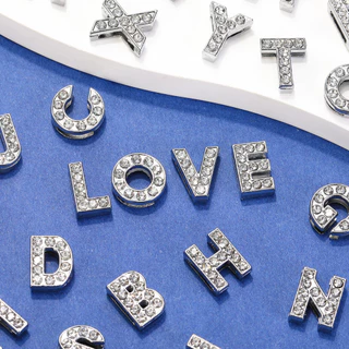10pcs 8mm โลหะผสมสีเงินเงางาม rhinestone กับรูตัวอักษรภาษาอังกฤษลูกปัดทำด้วยมือ DIY เครื่องประดับทำอุปกรณ์เสริม