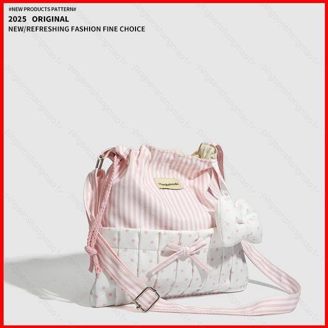 กระเป๋าสะพายแฟชั่นสำหรับผู้หญิง แบบอเนกประสงค์ มาพร้อมกุญแจและอุปกรณ์เสริม
