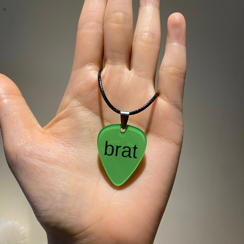 ของสะสม.Charli XCX: สร้อยคออะคริลิค กีตาร์ picks และฝาครอบอัลบั้มพร้อมเคสโทรศัพท์