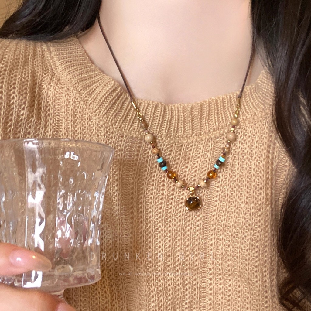 Retro Merad แหวน Tiger Eye หินลูกปัดสร้อยคอผู้หญิงหรูหรา Niche High-End เสื้อกันหนาวอุปกรณ์เสริมสร้อ