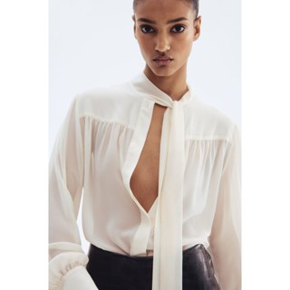 H&M(เอชแอนด์เอ็ม) เสื้อเบลาส์ผ้าชีฟองคอปกผูกโบว์ ผู้หญิง 130…