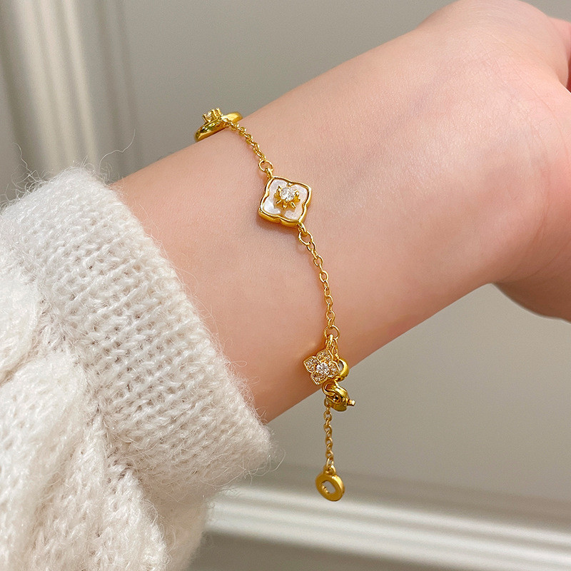 ใหม่ All-Match Diamond-Studded Four-Leaf สร้อยข้อมือดอกไม้หญิงแฟชั่นหรูหราประณีต High-End Niche
