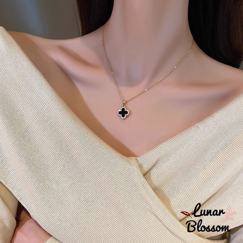 Lunar Blossom🍀🍀 สร้อยคอแฟชั่น สีดำและสีขาว จี้รูปใบโคลเวอร์สี่แฉกสองด้าน ราคาที่เอื้อมถึง มีสไตล์และเรียบง่าย ส่งไวจากไท
