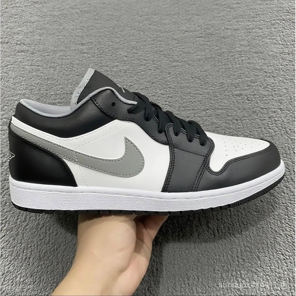 คลังสินค้าพร้อม พิเศษ Pure Original Air Jordan AJ1 Low Low-Top สีดําสีขาวสีเทายี่ห้อใหม่ไหลสายน้ําผล