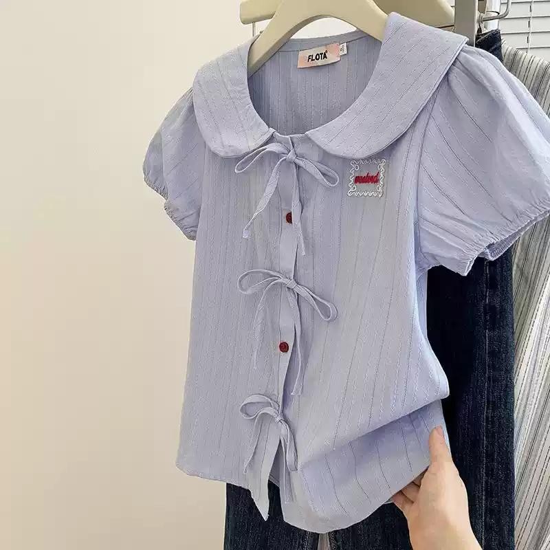 Chili Koko เสื้อเชิ้ตคาร์ดิแกนผูกโบว์ติดกระดุมสไตล์เกาหลีสีฟ้าสั้นสำหรับผู้หญิง แขนพองปักลายลูกไม้ W674