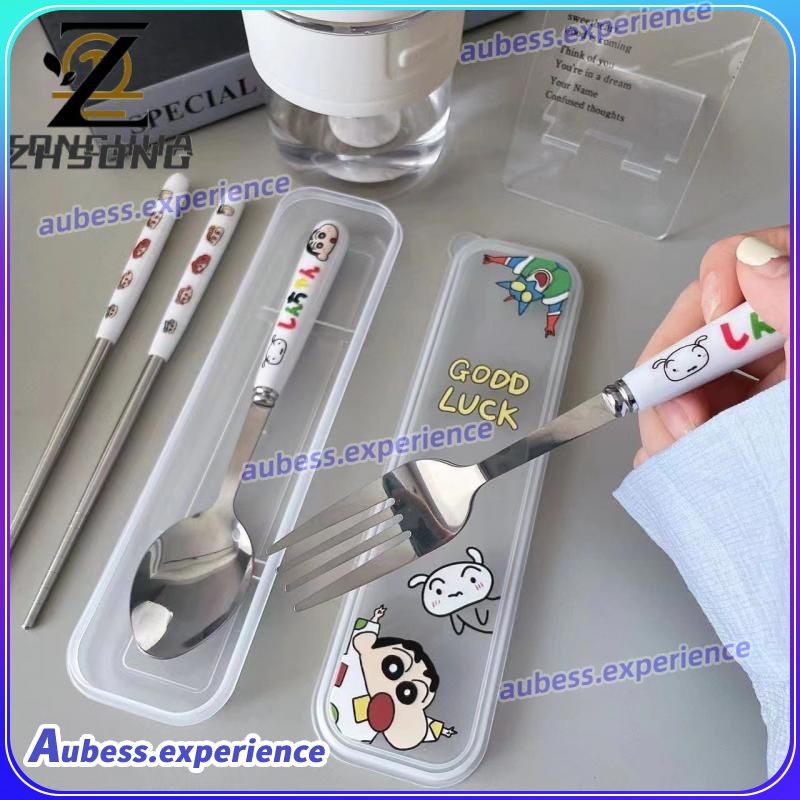 Sanrio Crayon Shin-chan ชุดช้อนส้อมตะเกียบสแตนเลส ชุดช้อนส้อมพกพา ชุดช้อนส้อมสามชิ้น ของขวัญน่ารักสำหรับเด็กชายและเด็กหญิง