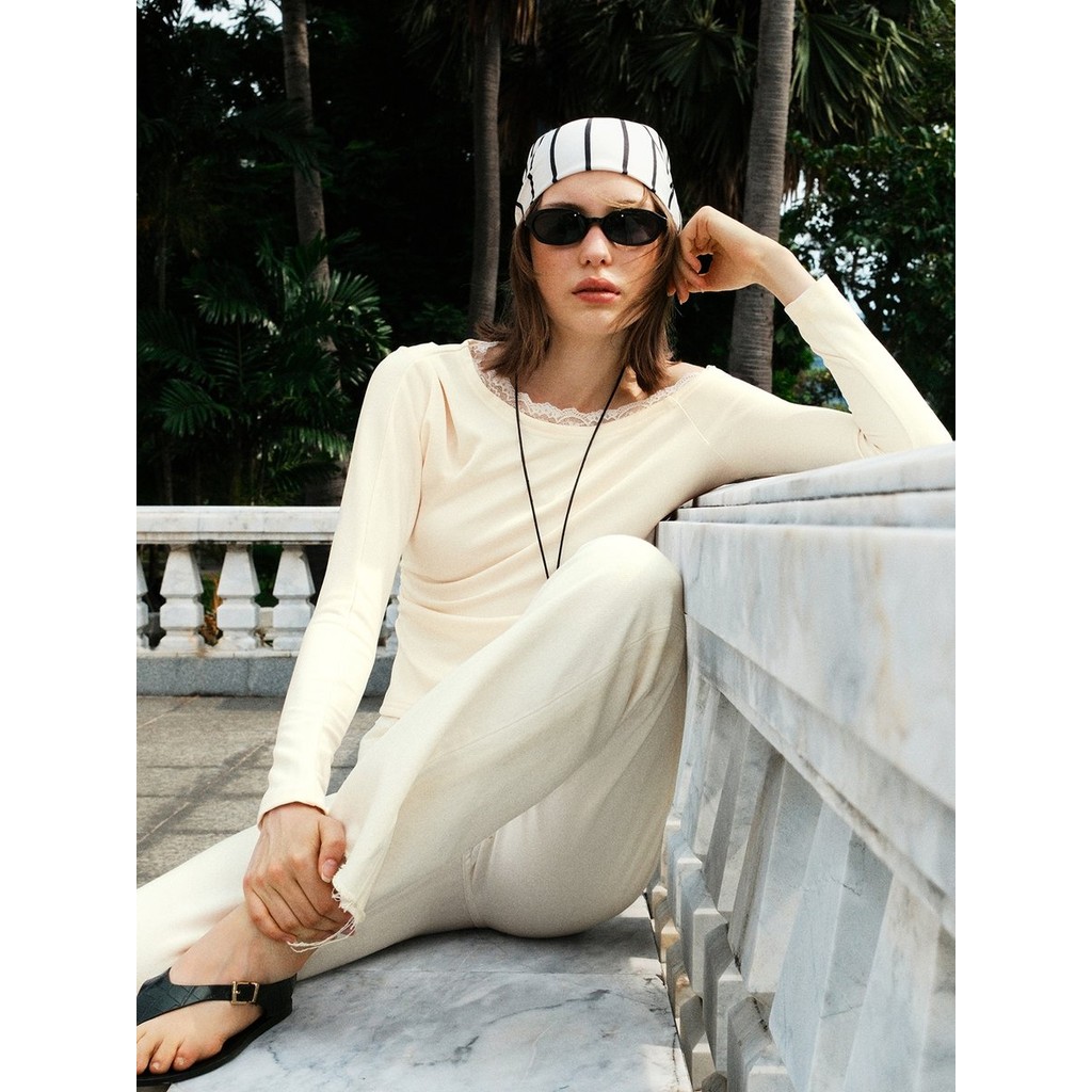 [Pomelo] เสื้อเปิดไหล่ข้างเดียวดีเทลผูกข้างแต่งขอบลูกไม้ / One-Shoulder Lace Trim Top