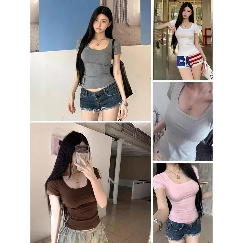 เสื้อครอปแขนสั้นสำหรับผู้หญิงตัวนี้มาพร้อมดีไซน์คอยูกว้าง ตัดเย็บจากผ้าฝ้าย สวมใส่สบาย ทรงเข้ารูป เสื้อยืดคอยูตัวนี้ทร
