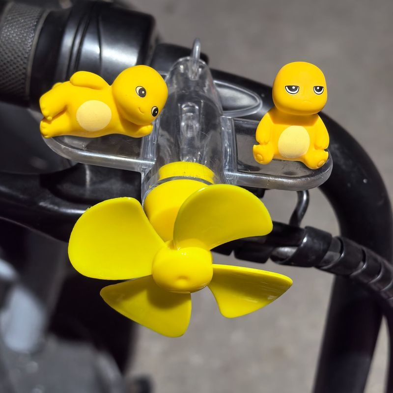 可爱奶龙风能旋转摩托车灯电动车装饰Electric bike mini wind bike decoration motorcycle bike healing series car accessor