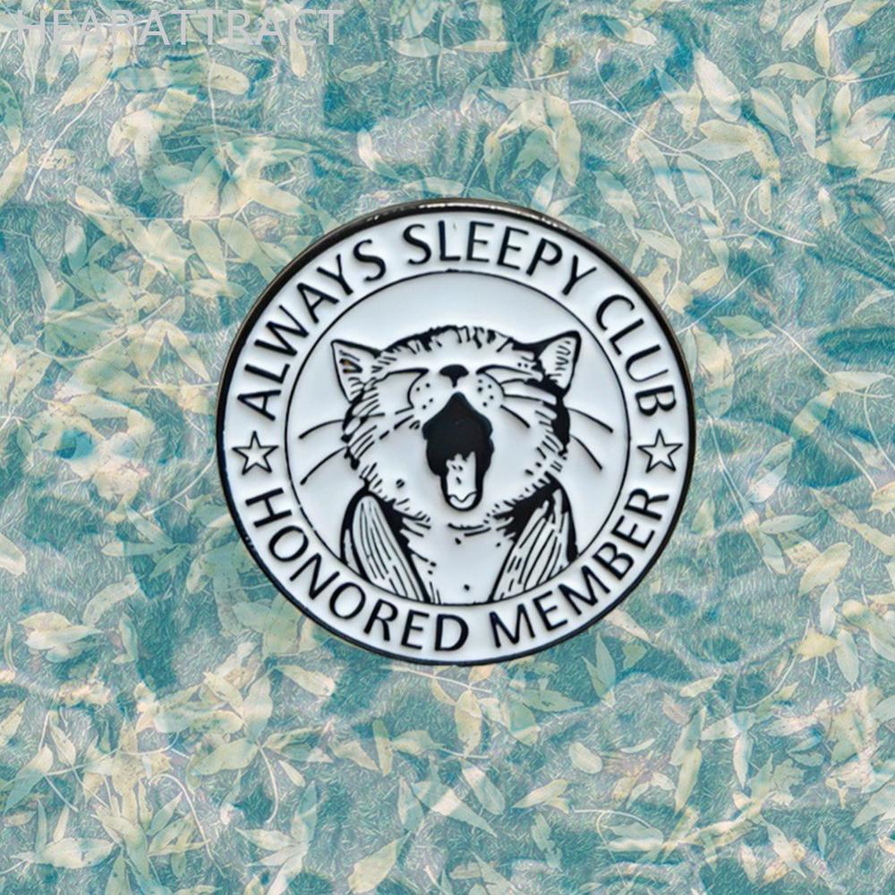 HEARATTRACT น่ารักการ์ตูนแมวเคลือบ Pins เสมอ Sleeping Club Yawn เข็มกลัดป้ายกระเป๋าเป้สะพายหลังเสื้อ