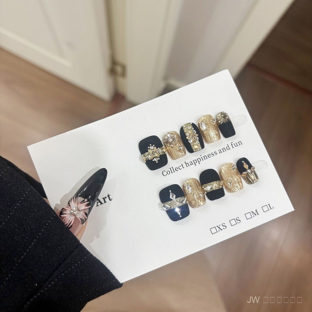 เล็บปลอมสั้น แบบมัดใจสุดเป๊ะ! ✨ เล็บเจล matte ดำ กับ metallic เรืองแสง 💅🏻 แฮนด์เมดคุณภาพPremium ใส่แล้วดูหรู งานทำมือละเอียดทุกชิ้น 💖 พร้อมส่ง by JW