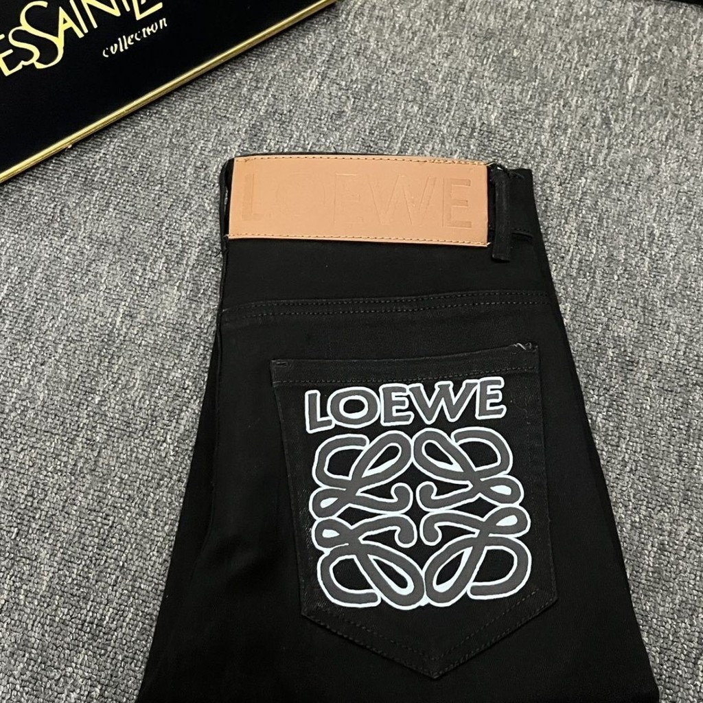 LOEWE7018 กางเกงยีนส์สีดําพิมพ์ลายทรงเข้ารูปสไตล์ใหม่ผู้ชายลําลอง