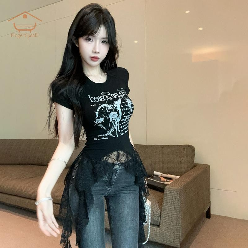 FIN แฟชั่นลูกไม้ Patchwork ไม่สมมาตรเสื้อยืดผู้หญิง Streetwear Y2K พิมพ์ Crop Tops ฤดูร้อนรอบคอแขนสั