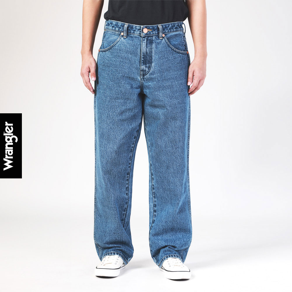 WRANGLER กางเกงยีนส์ผู้ชาย เอวกลาง ทรงกระบอกใหญ่ ทรง Redding รุ่น WR S524MREDF51 สียีนส์อ่อน