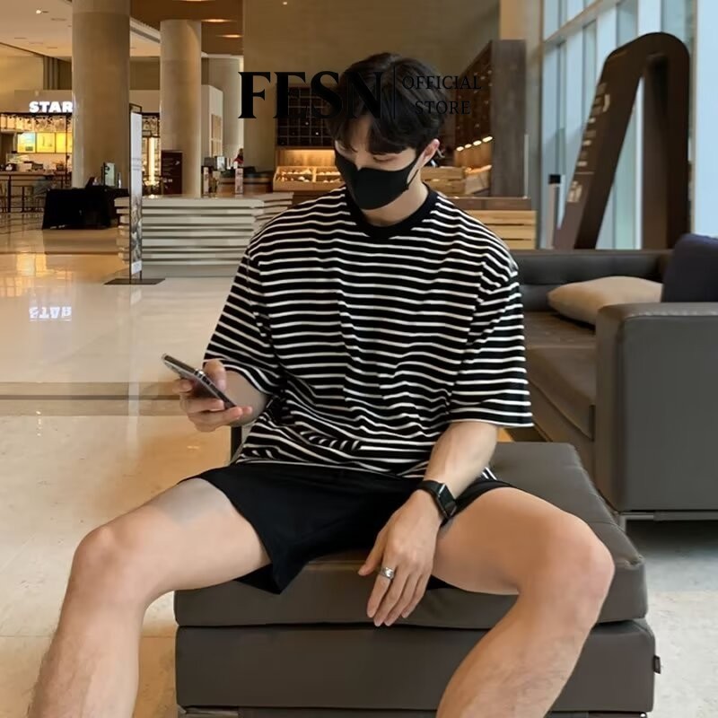 เสื้อยืดแขนสั้น ทรงหลวม ลายทาง สไตล์เกาหลี ฮ่องกง ฮาราจูกุ เข้าได้กับทุกชุด สําหรับผู้ชาย