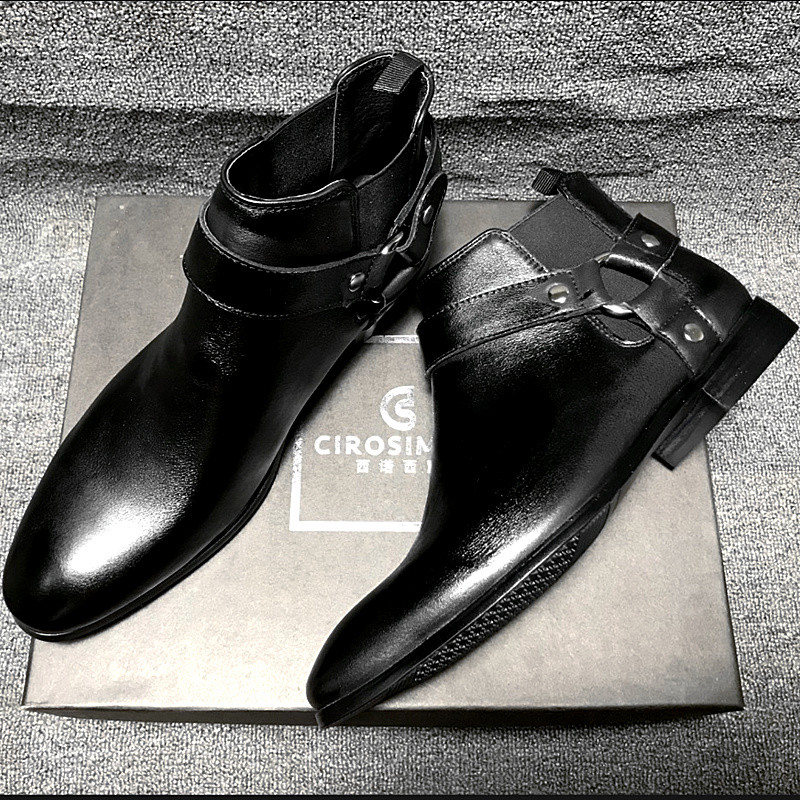 CHELSA Boots รองเท้าบูทสั้นผู้ชาย Martin Boots CHELSEA BOOT หนังสีดํา Pointed Toe อินเทรนด์หัวเข็มขั