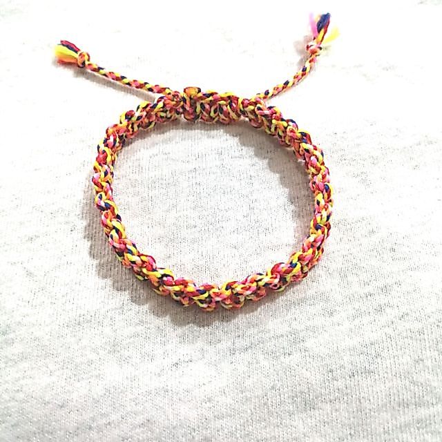 เชือกข้อมือสายสิญจน์​ เส้นละ15บาท