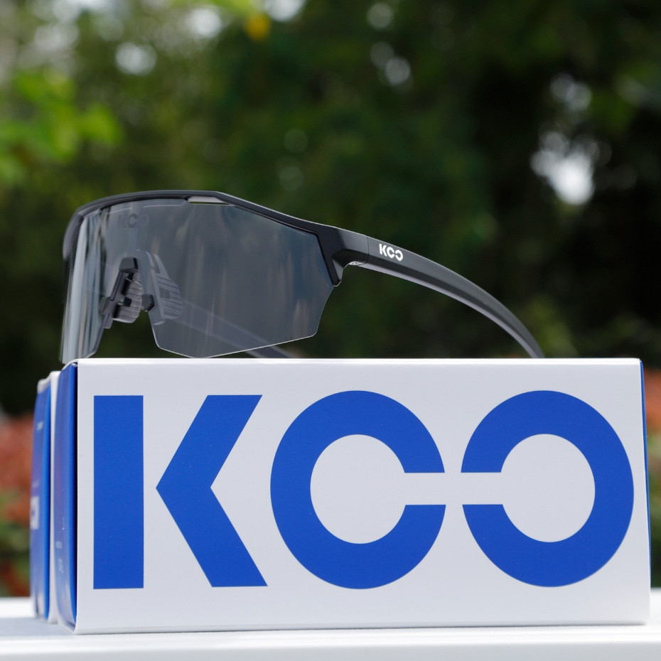 แว่นกันแดด KOO Alibi ที่ปรับแสงได้